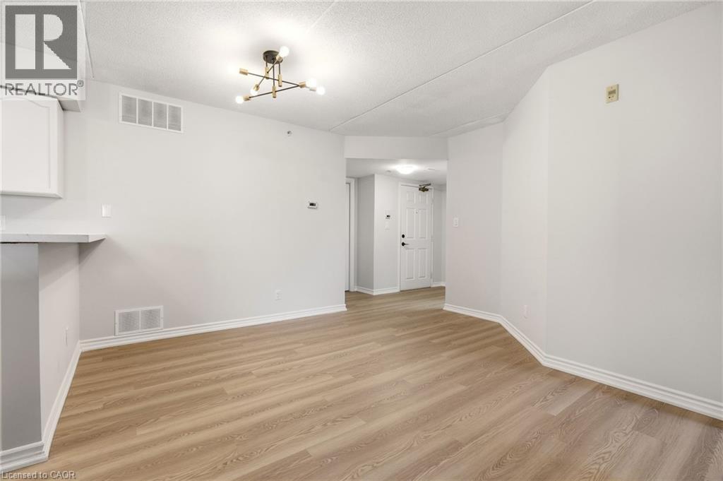 1820 WALKERS Line Unit# 213, Burlington, Ontario, L7M4V4 — Photo 5