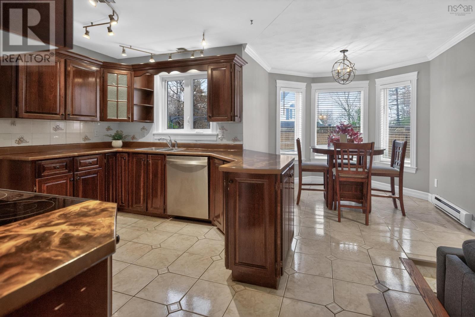 Property 14 of 51 of 144 Pinewood Crescent