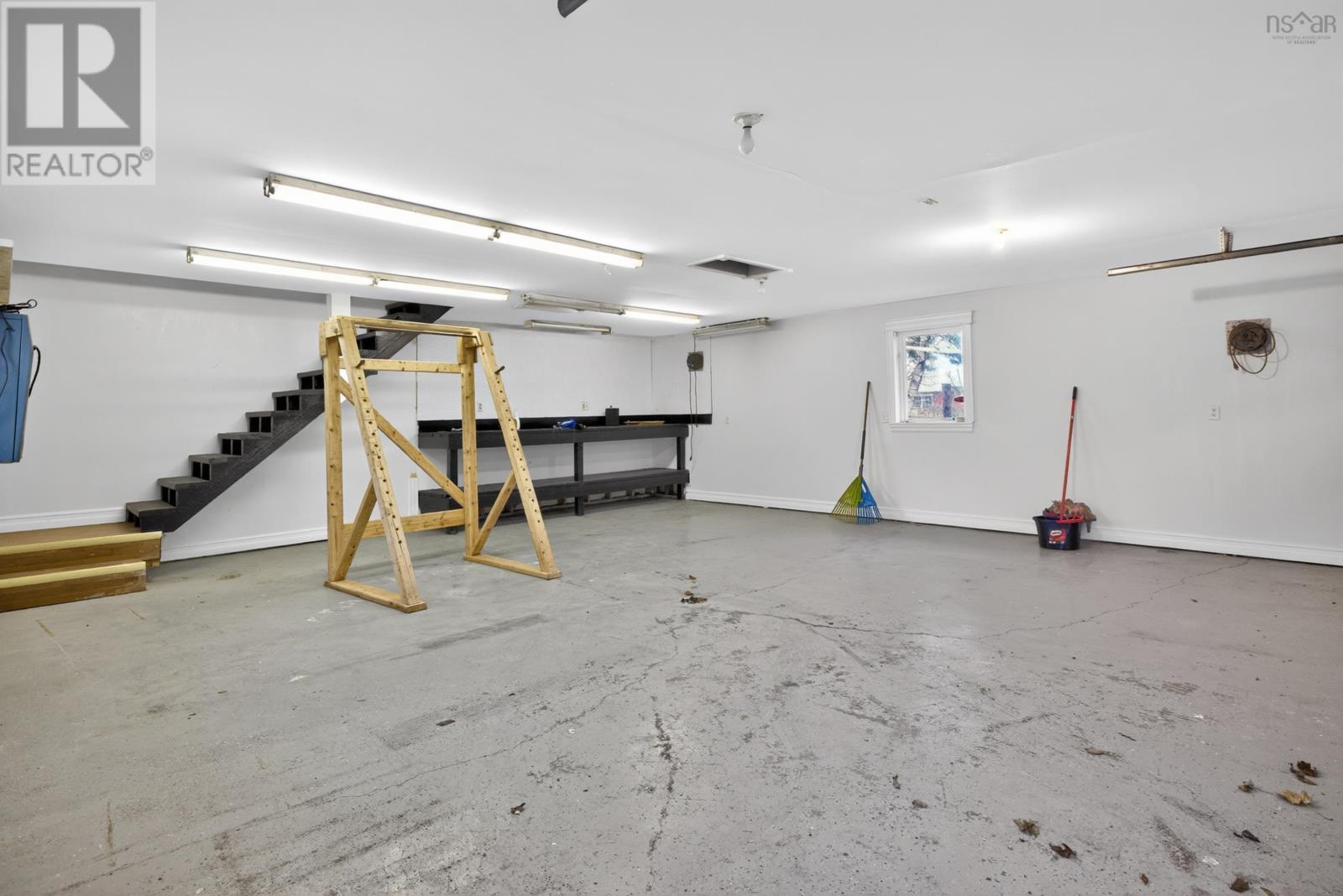 Property 40 of 51 of 144 Pinewood Crescent