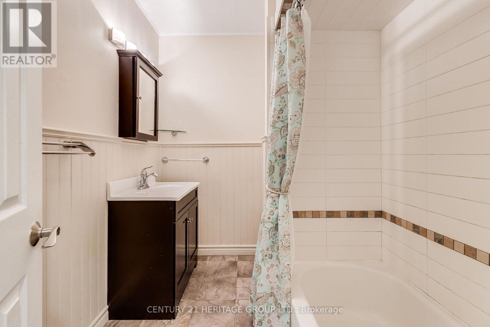 69 LINDSAY AVENUE - 16