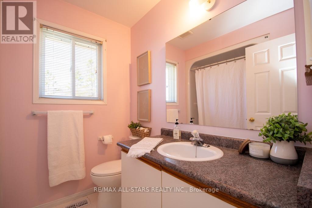 4 pc Bath, upstairs
