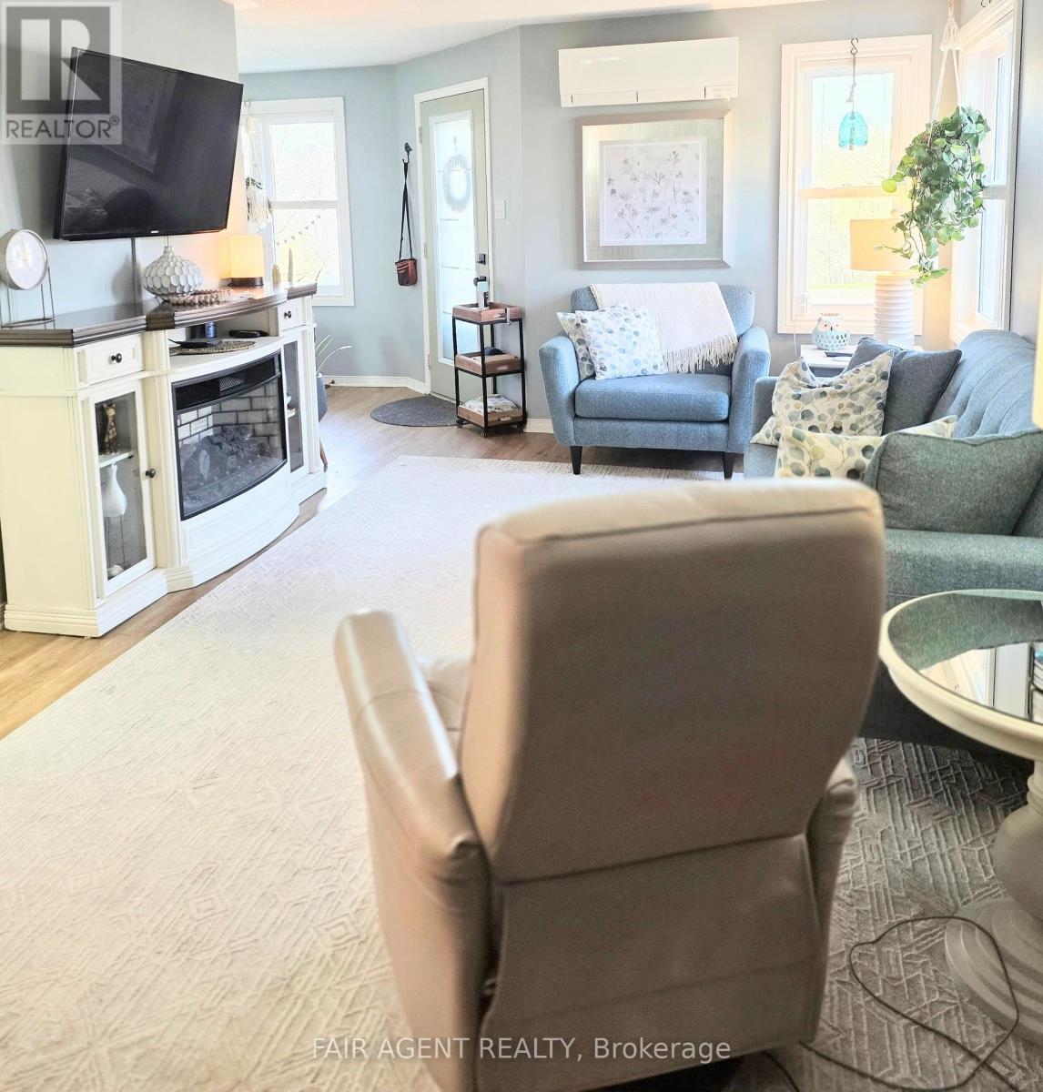 25 - 20 HURON STREET N Property Photo