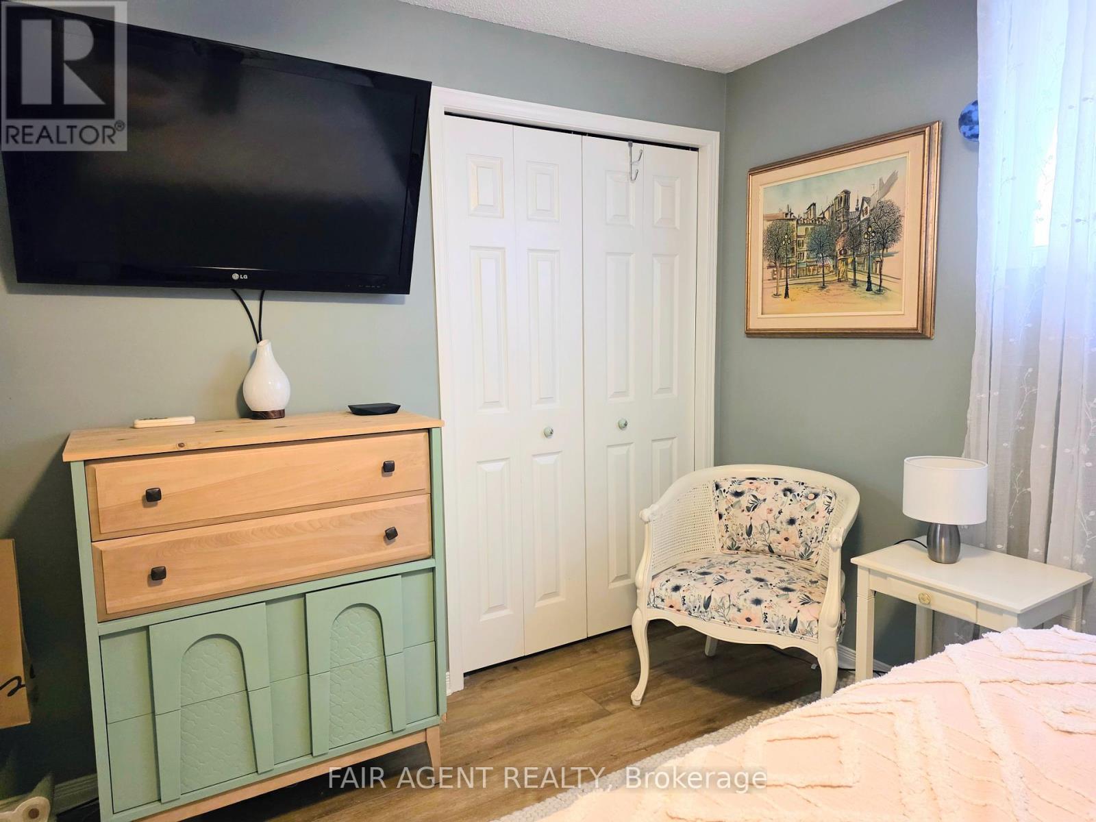 25 - 20 HURON STREET N Property Photo