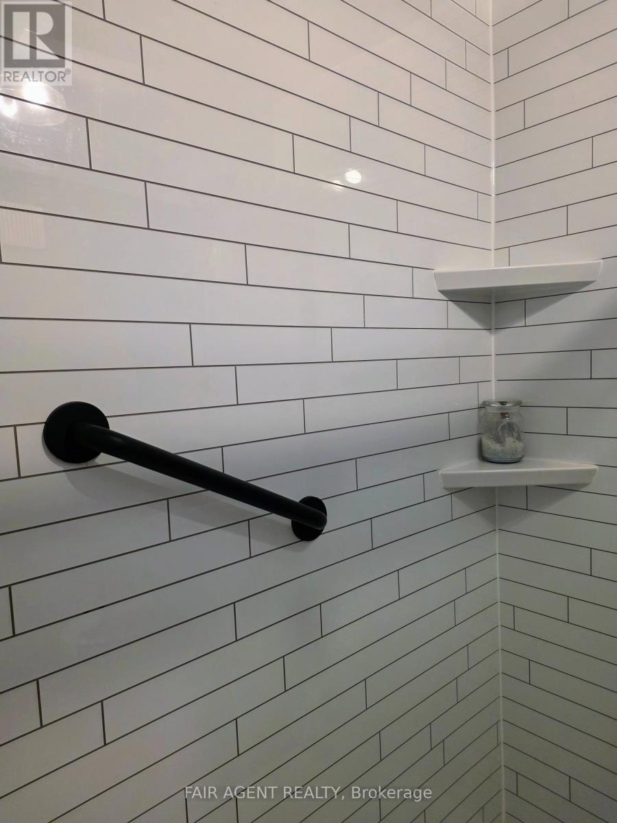 25 - 20 HURON STREET N Property Photo