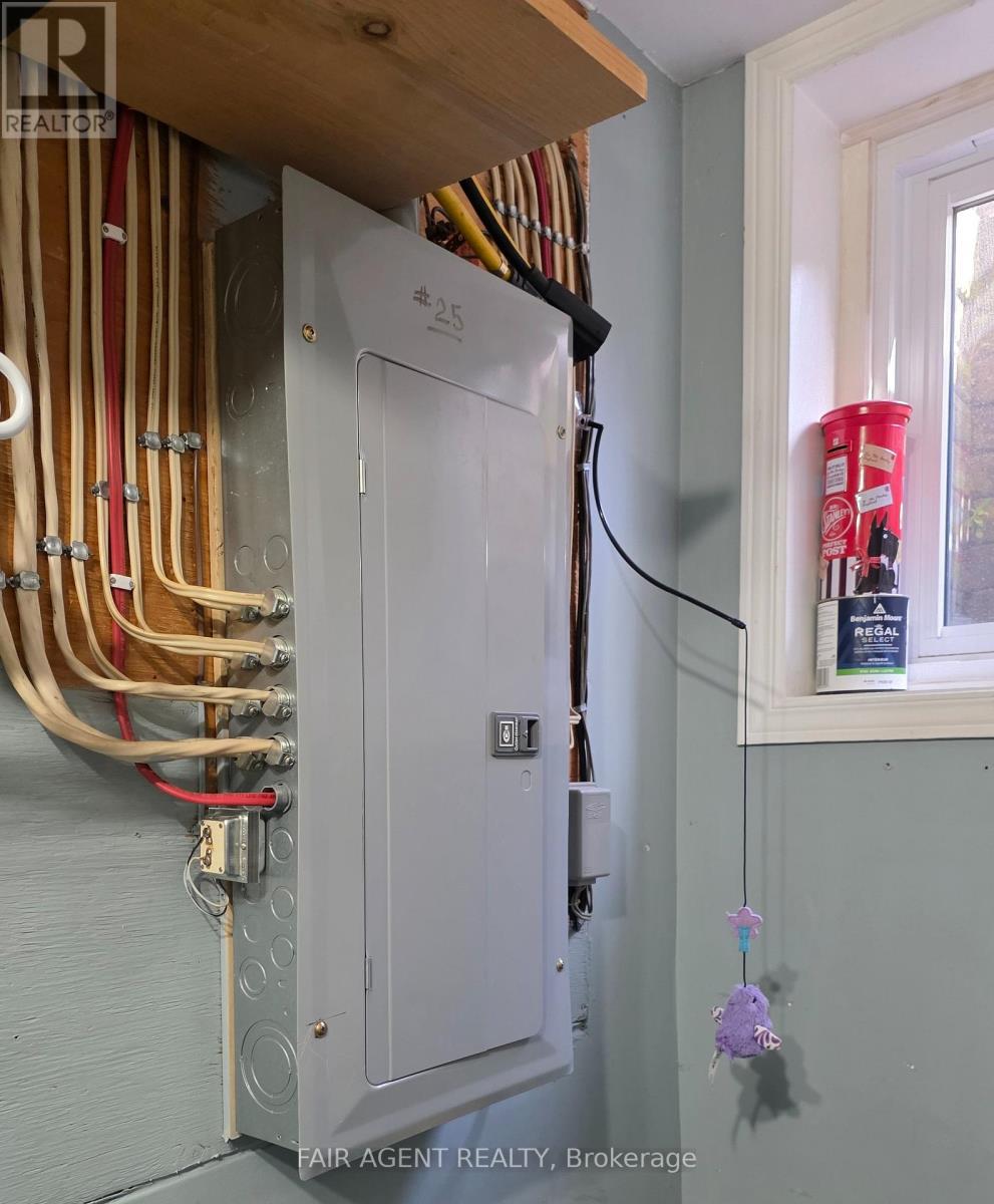 25 - 20 HURON STREET N Property Photo