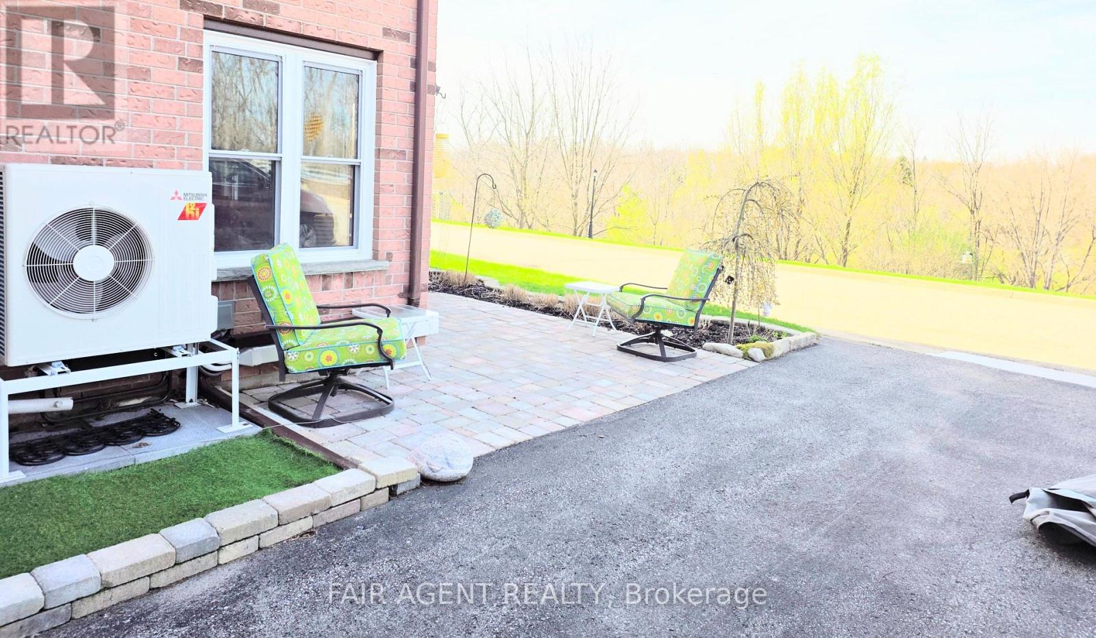 25 - 20 HURON STREET N Property Photo