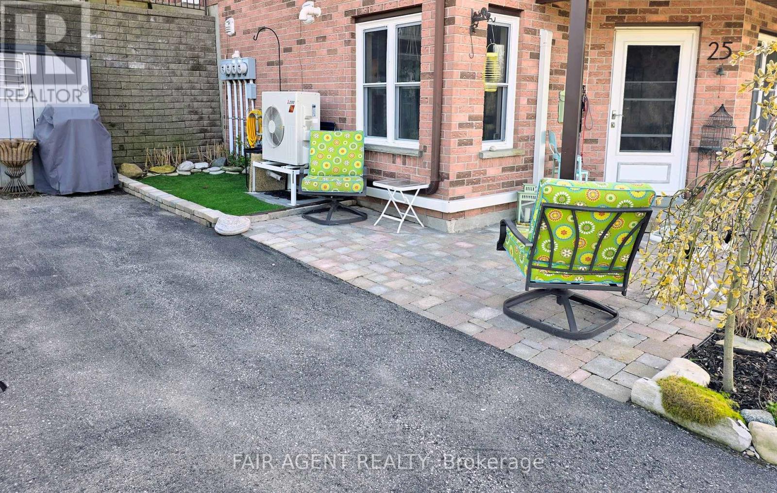 25 - 20 HURON STREET N Property Photo