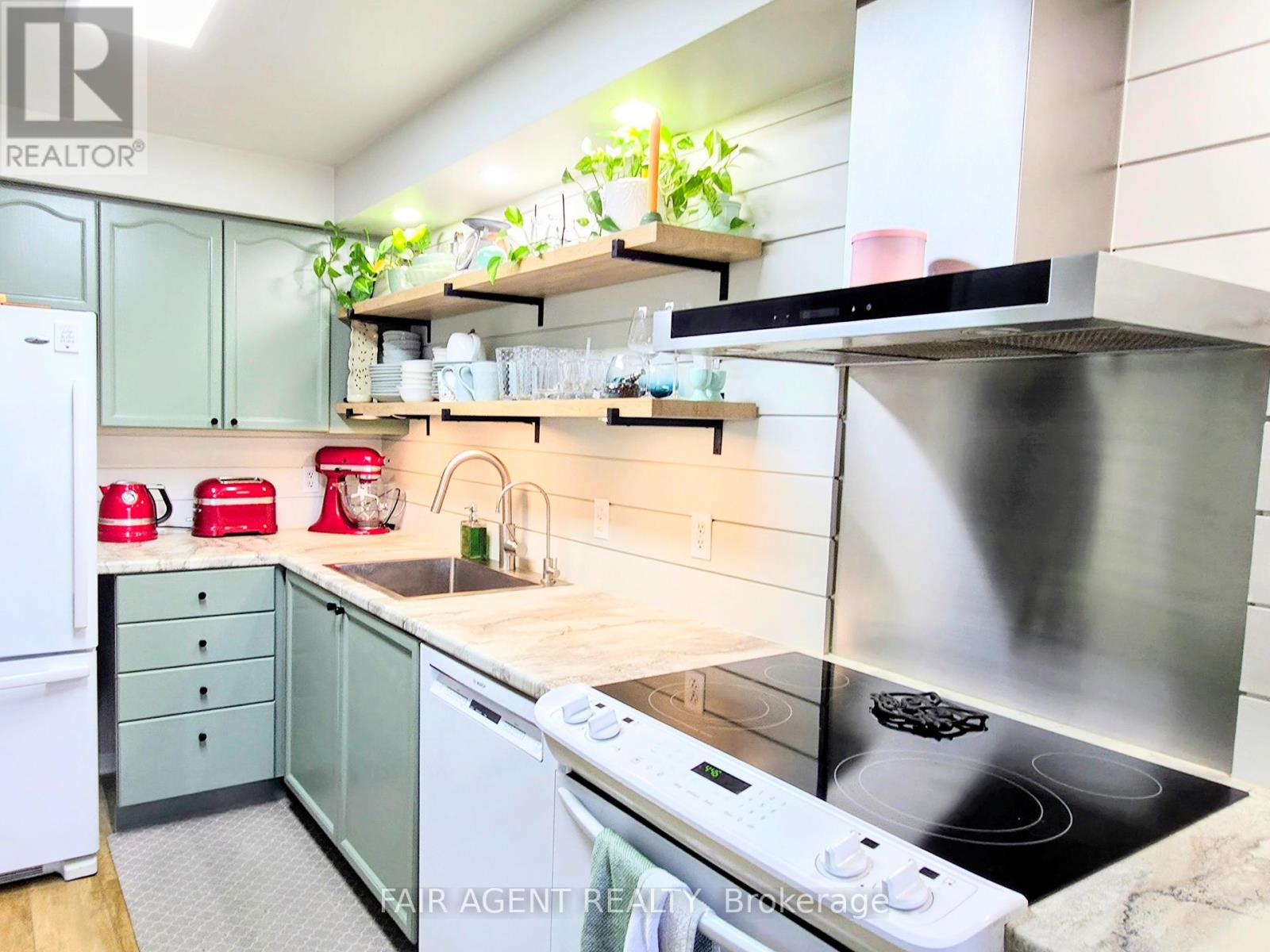 25 - 20 HURON STREET N Property Photo