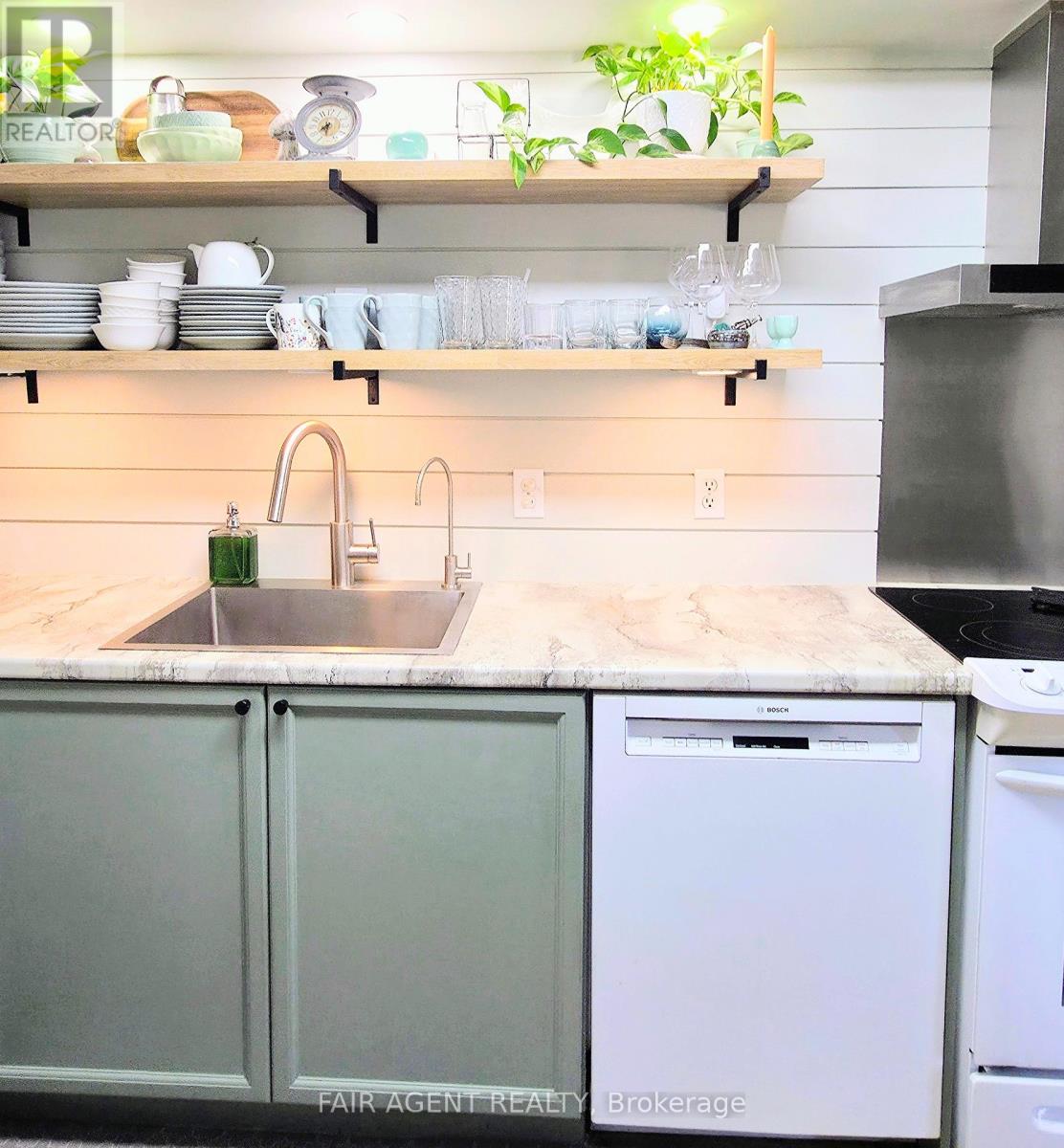 25 - 20 HURON STREET N Property Photo