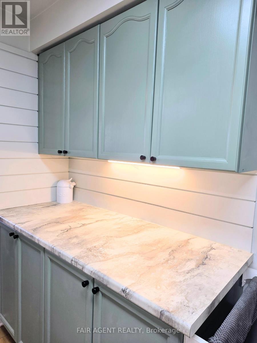 25 - 20 HURON STREET N Property Photo