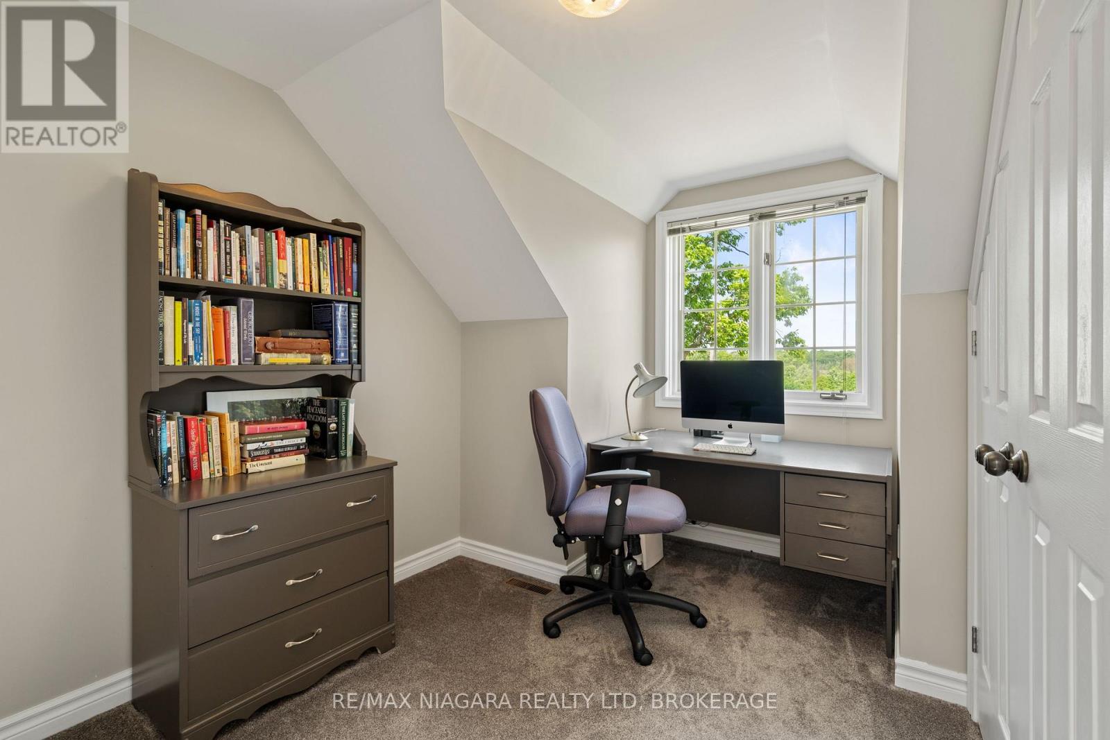 Office or additional bedroom in upper level
