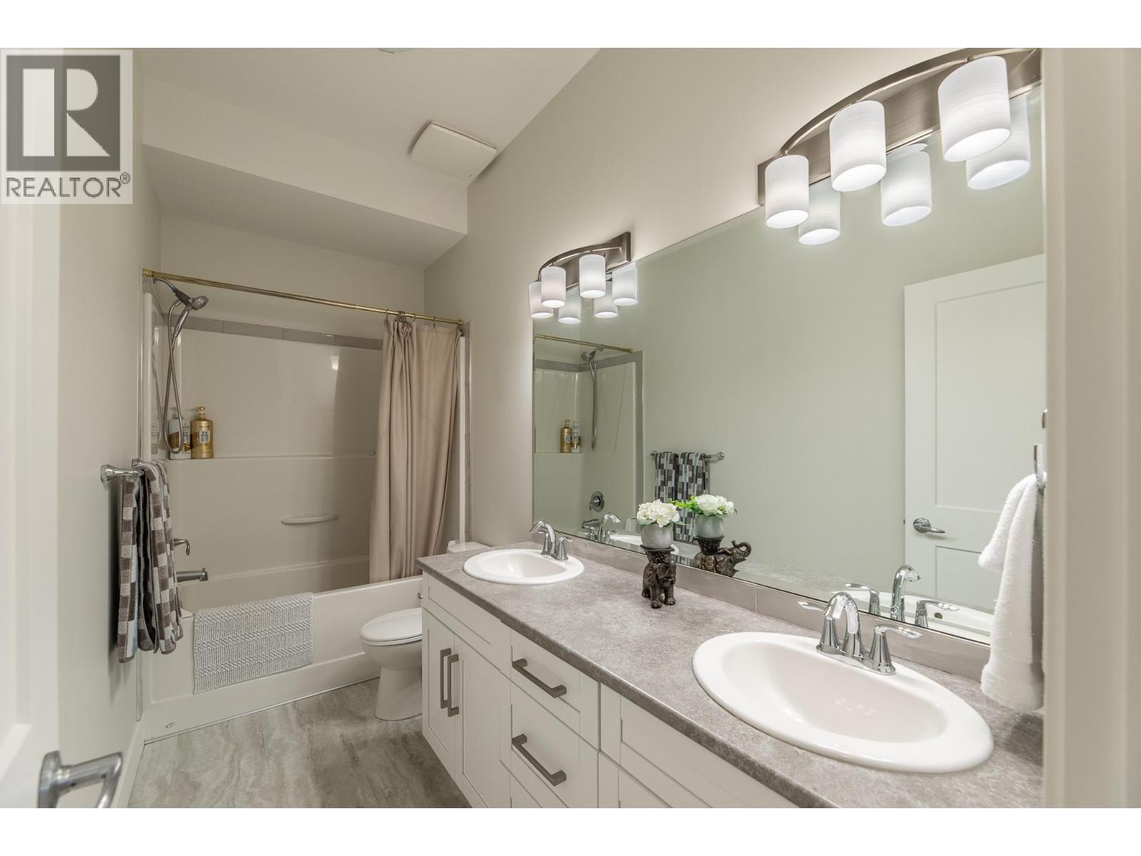 8738 PALMER Place, Summerland