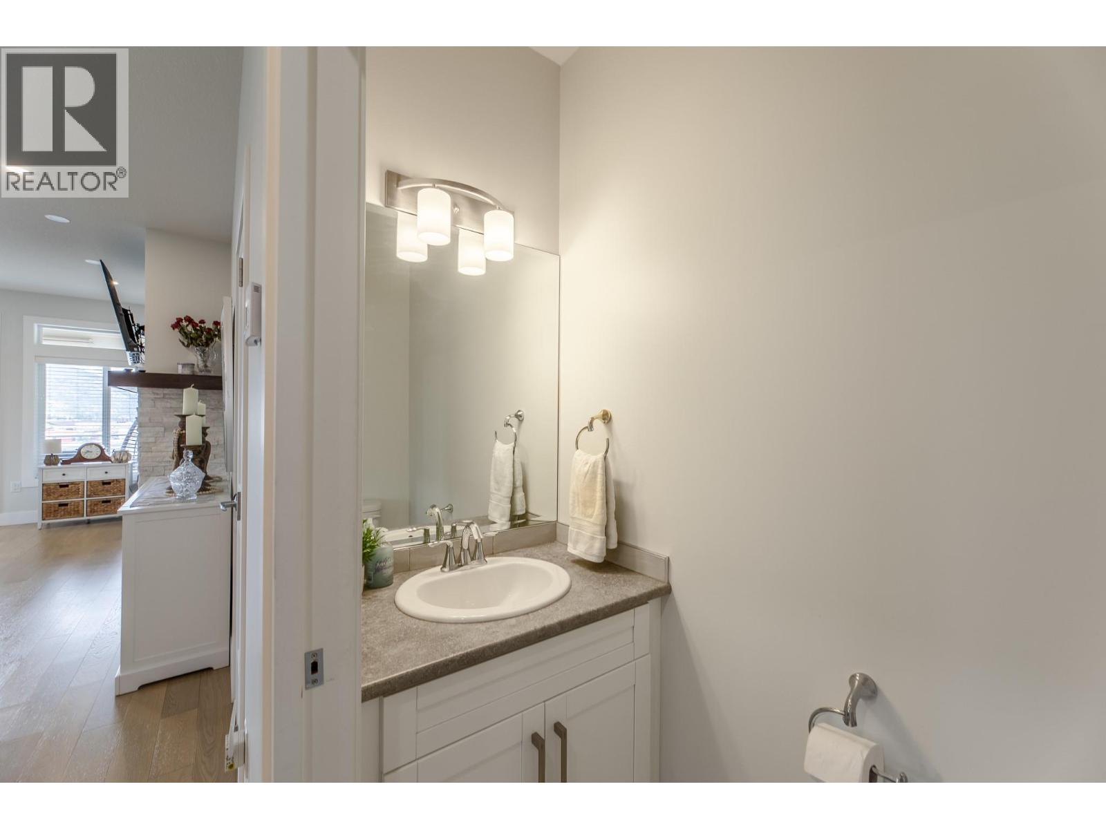 8738 PALMER Place, Summerland