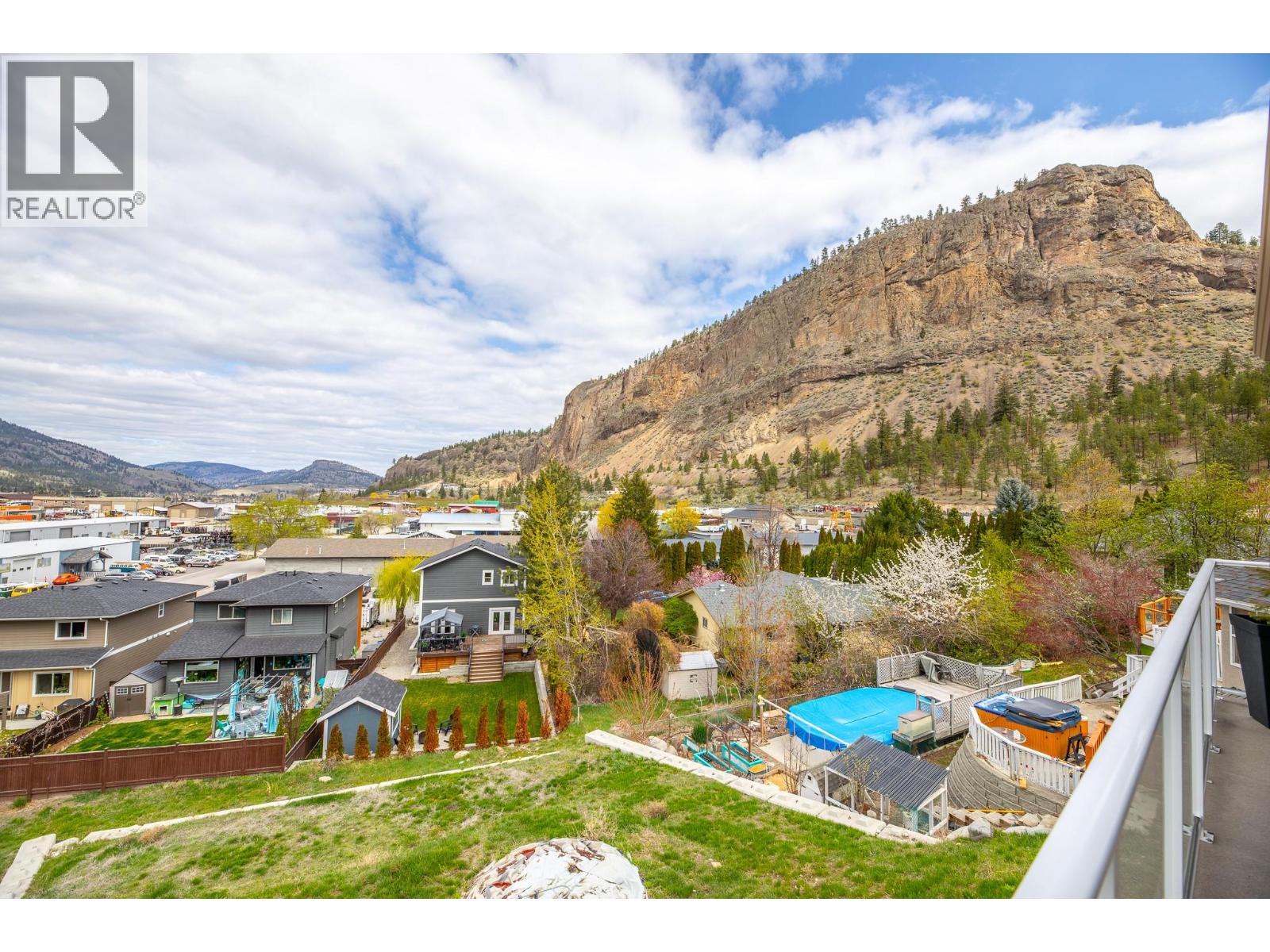 8738 PALMER Place, Summerland