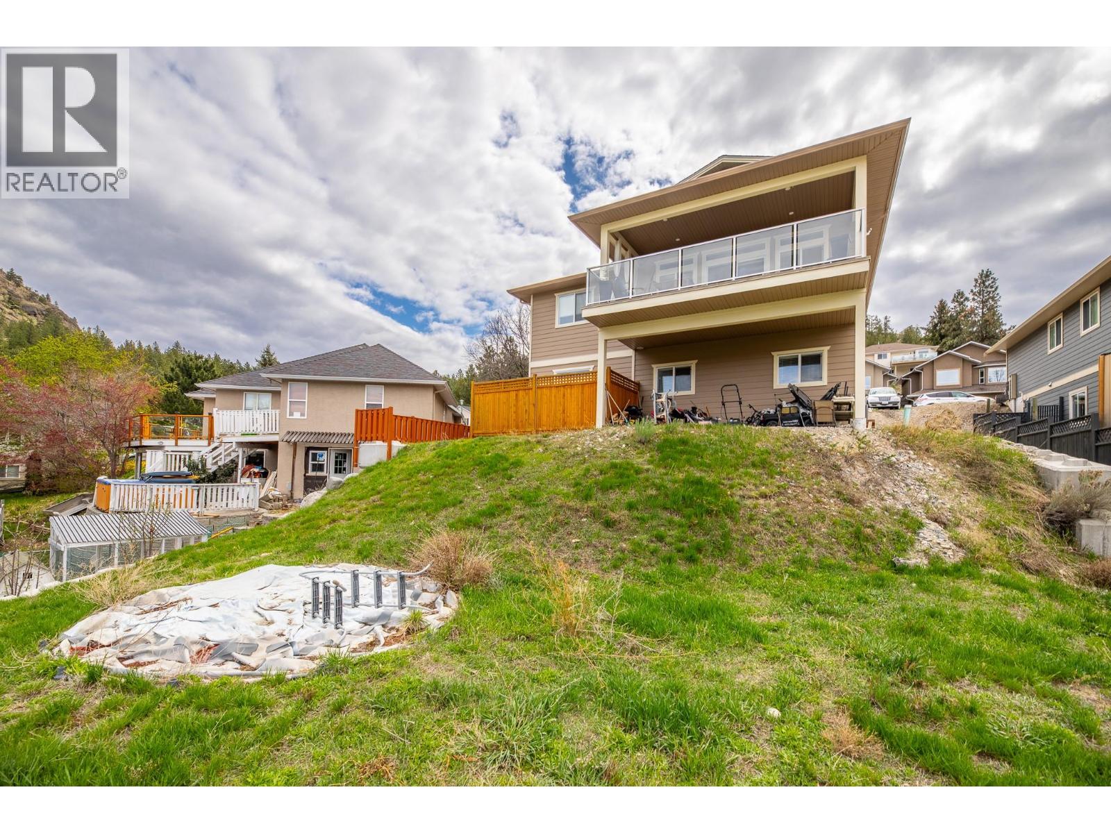 8738 PALMER Place, Summerland