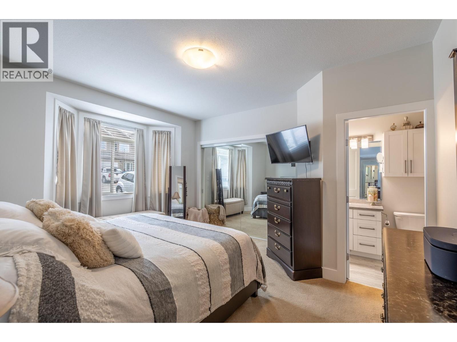 8738 PALMER Place, Summerland