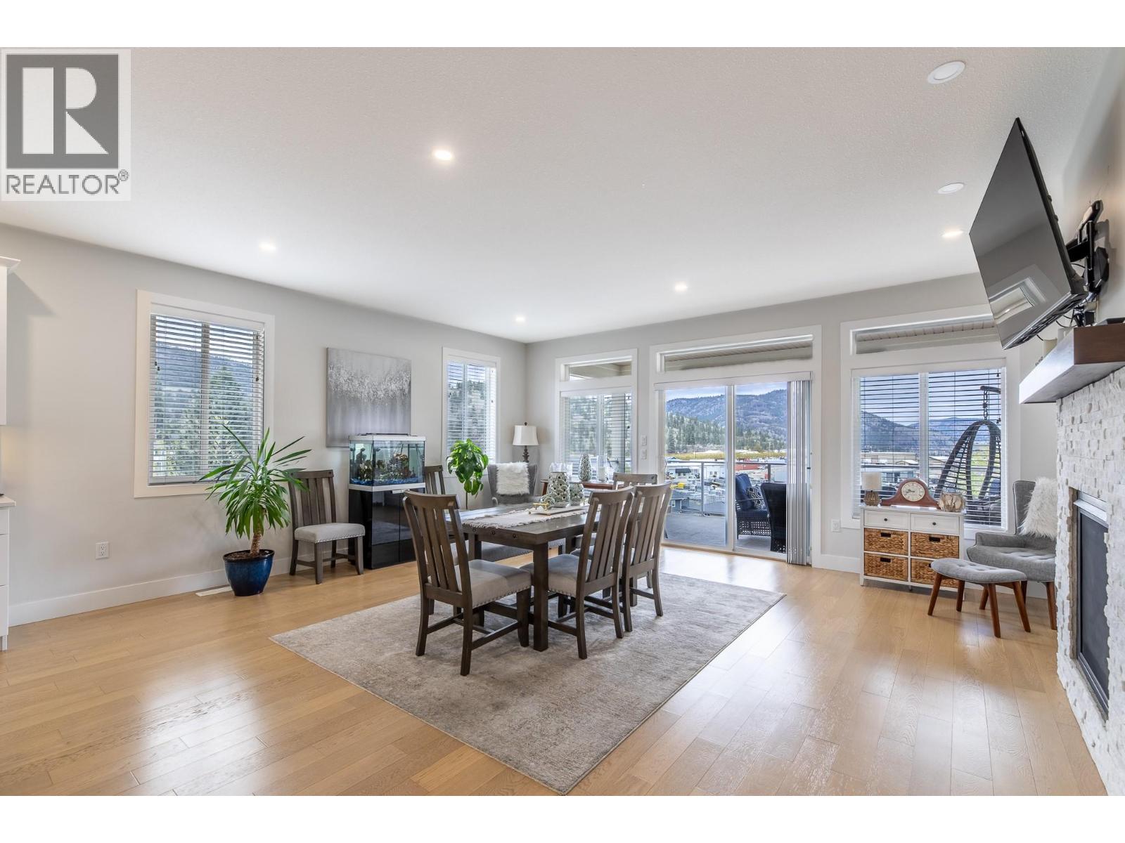 8738 PALMER Place, Summerland