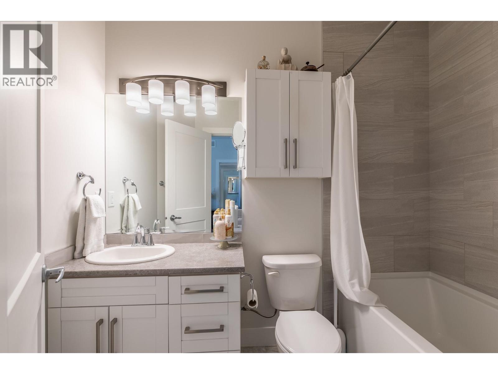 8738 PALMER Place, Summerland