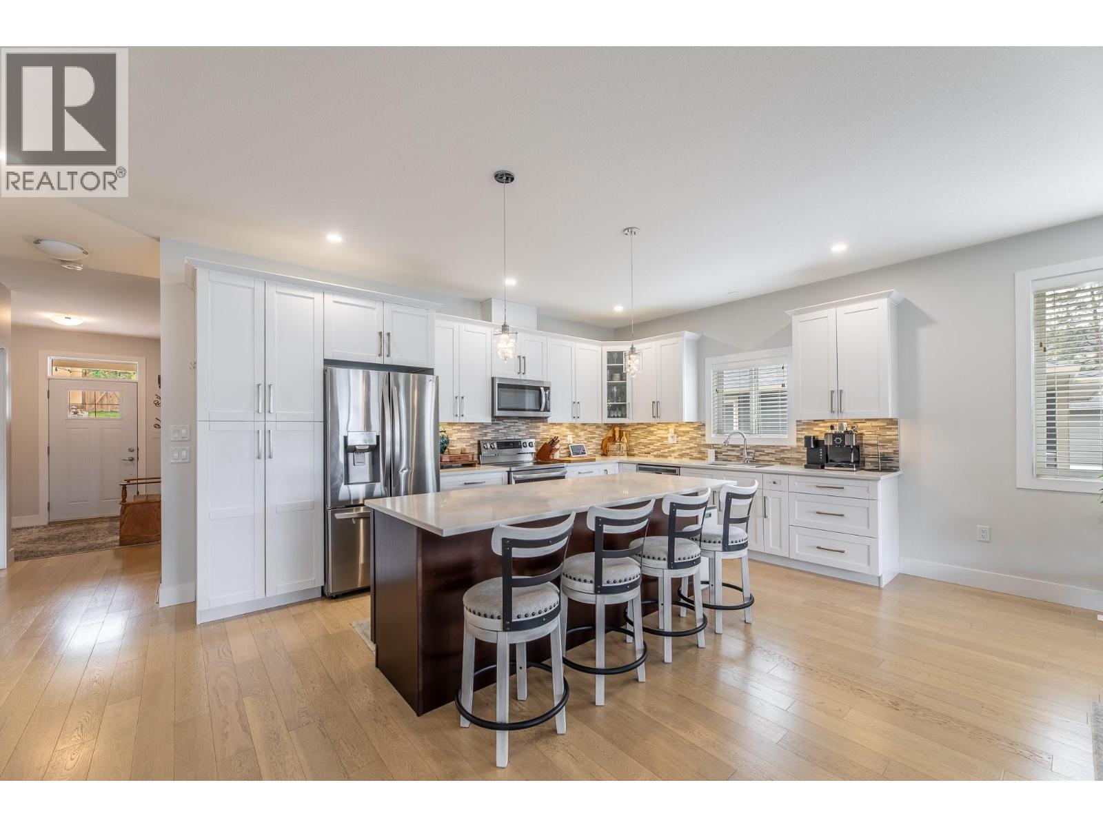 8738 PALMER Place, Summerland