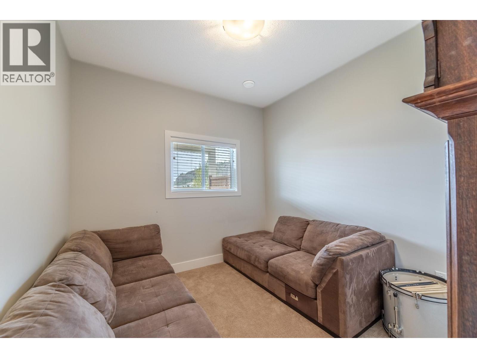 8738 PALMER Place, Summerland