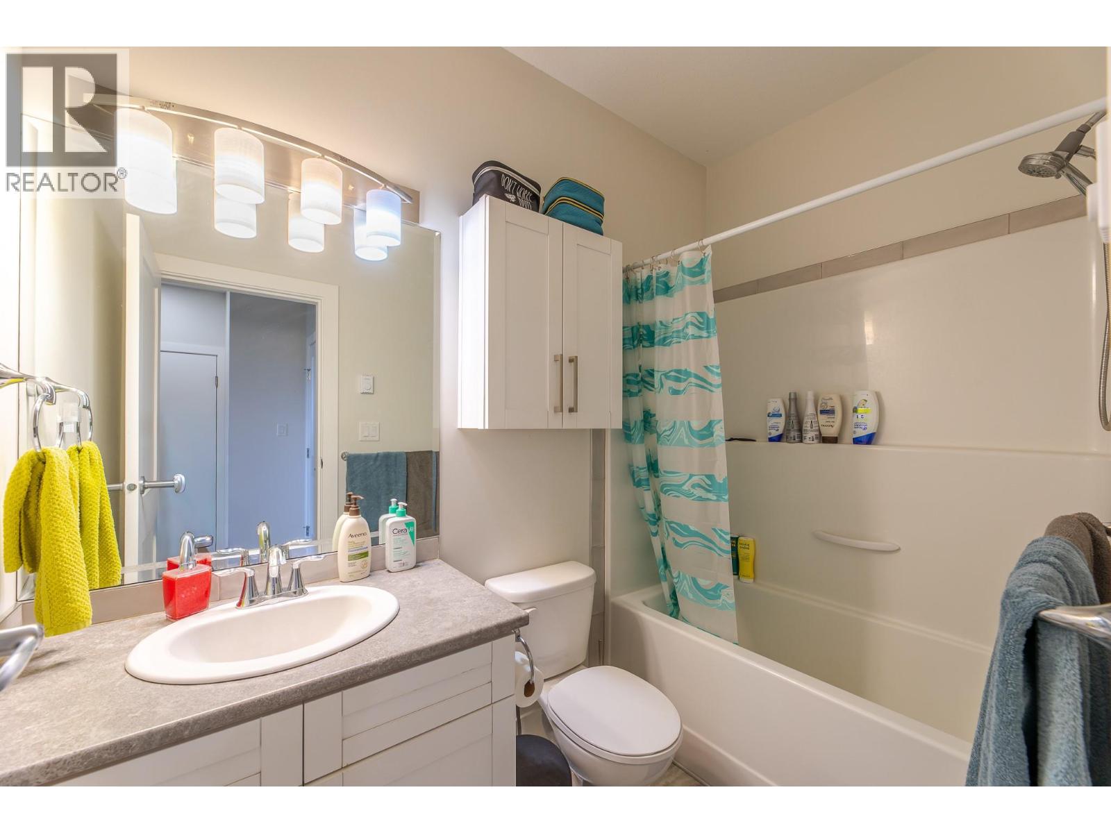 8738 PALMER Place, Summerland