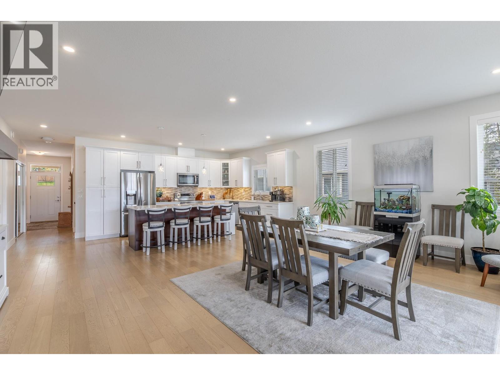 8738 PALMER Place, Summerland