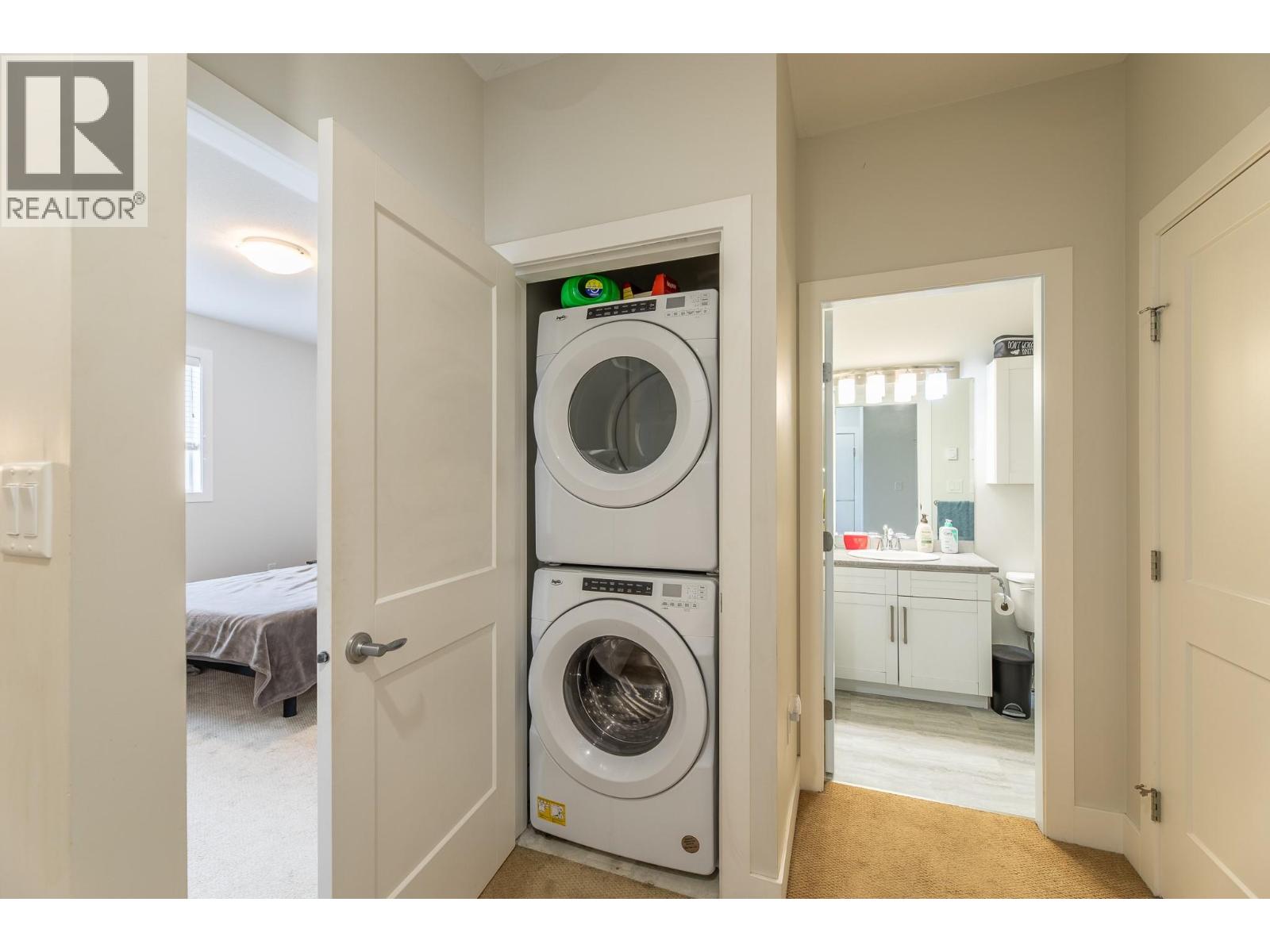 8738 PALMER Place, Summerland