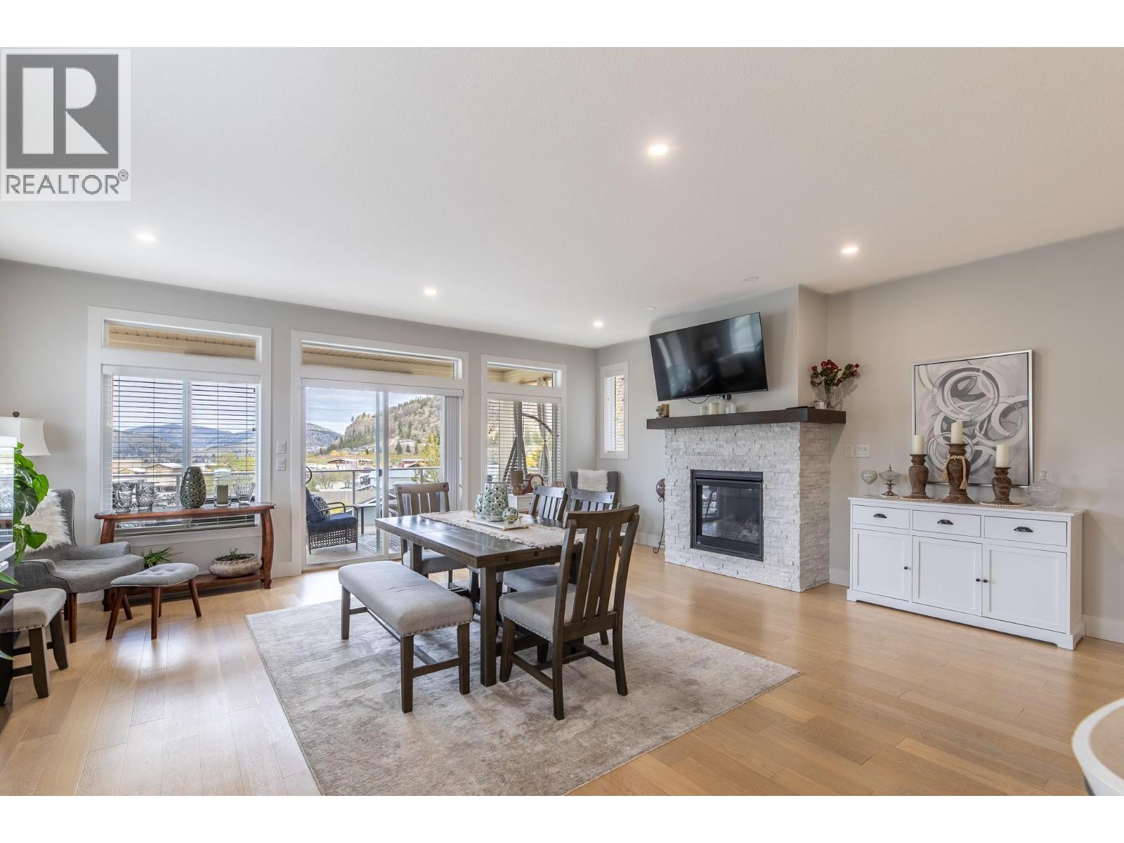 8738 PALMER Place, Summerland