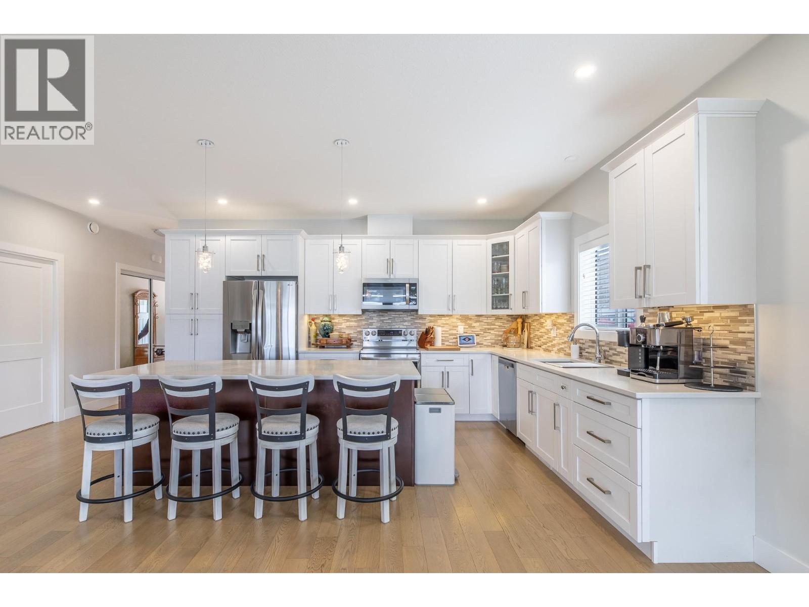 8738 PALMER Place, Summerland