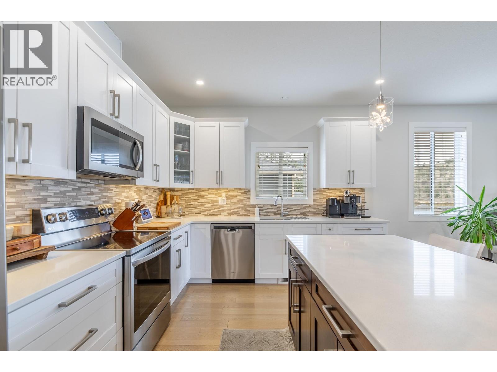 8738 PALMER Place, Summerland