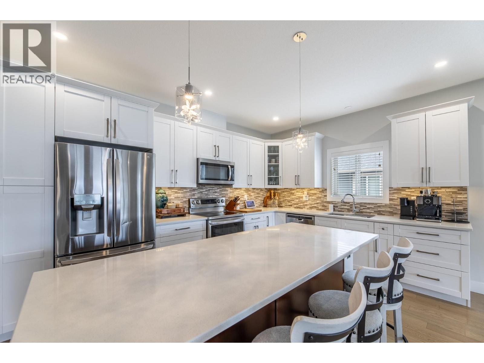 8738 PALMER Place, Summerland