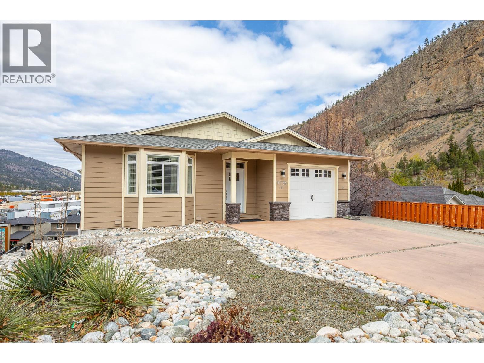 8738 PALMER Place, Summerland