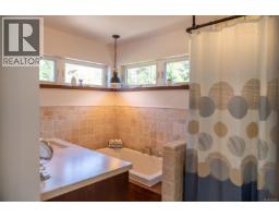 5582 Hooson Rd, Pender Island, BC V0N2M1 Photo 12