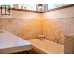 5582 Hooson Rd, Pender Island, BC V0N2M1 Photo 14