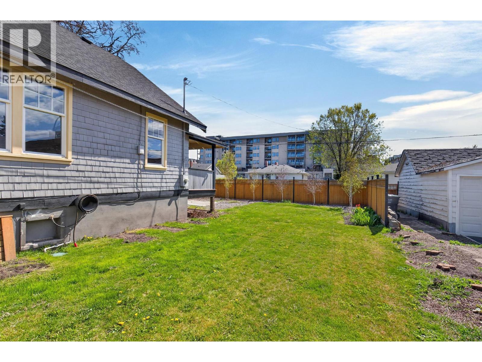  815 Lawrence Avenue, Kelowna