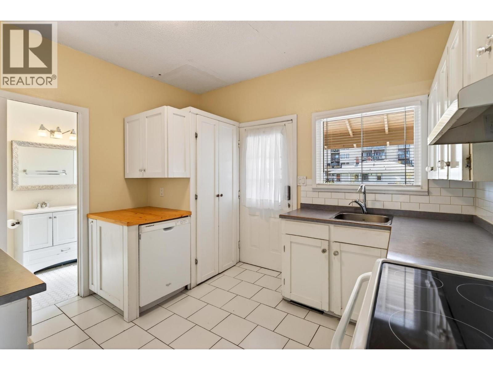  815 Lawrence Avenue, Kelowna