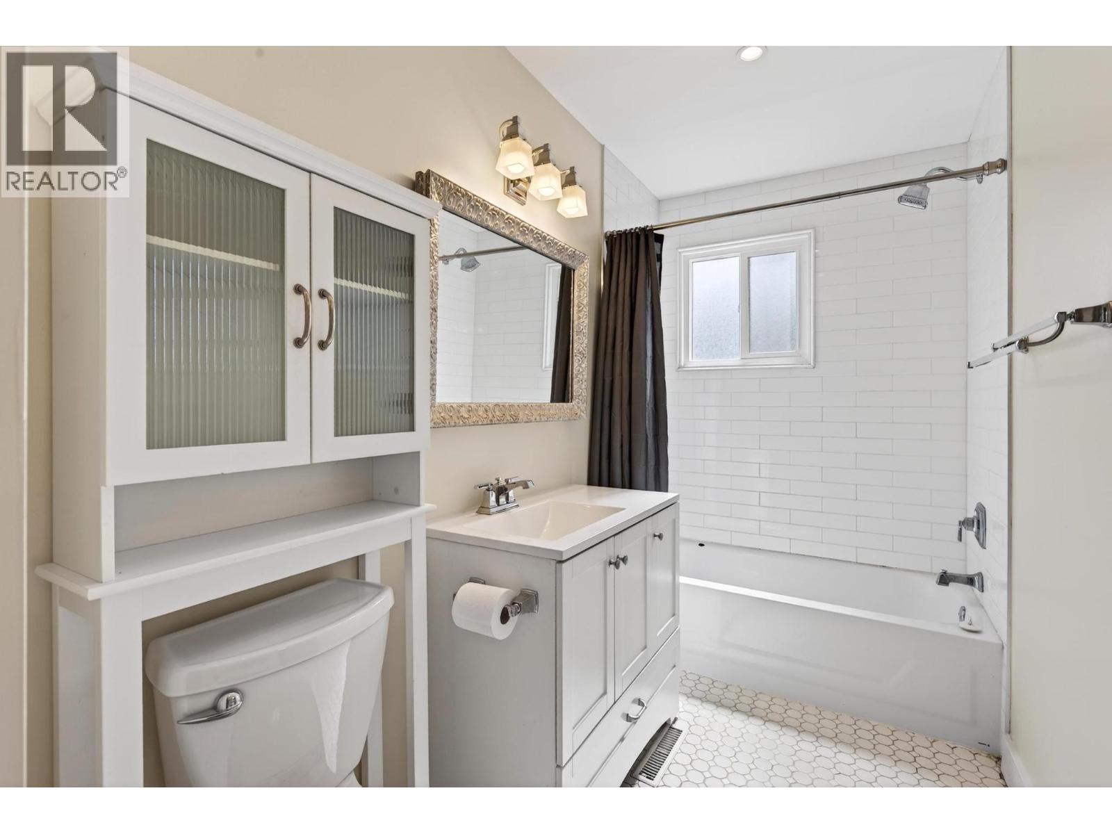  815 Lawrence Avenue, Kelowna