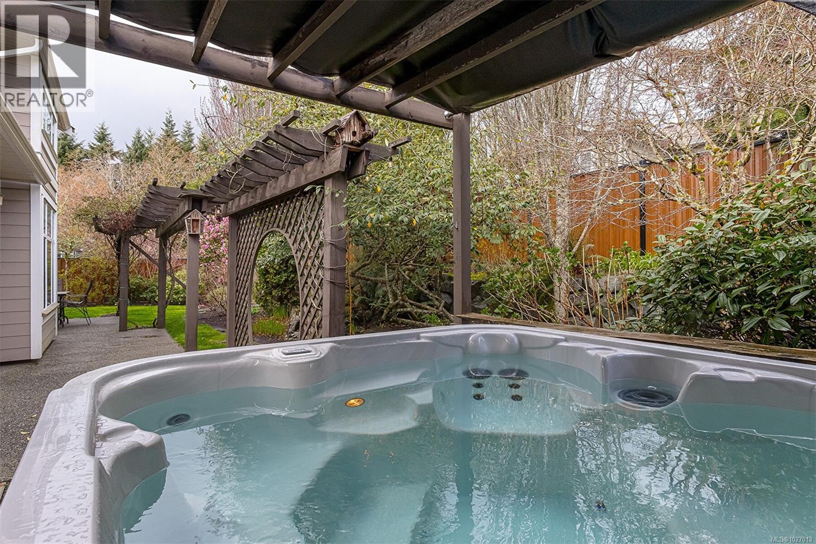 Hot tub under pergola
