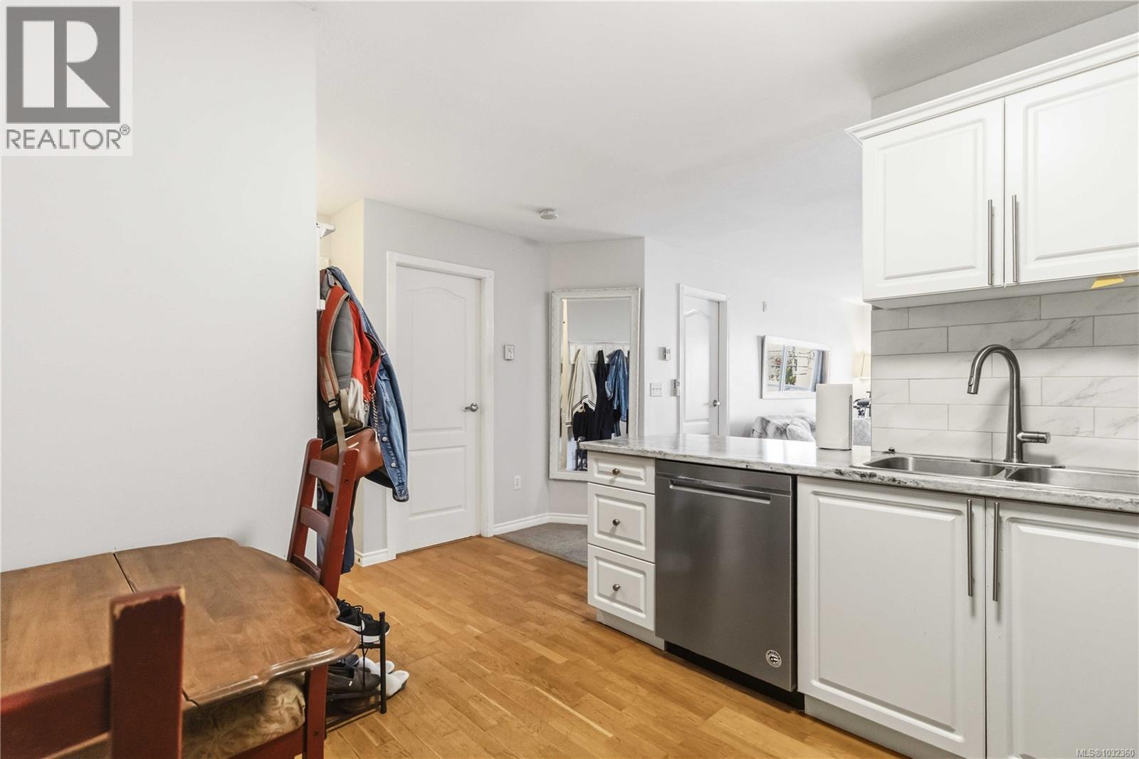 #211 1371 Hillside Ave - 15