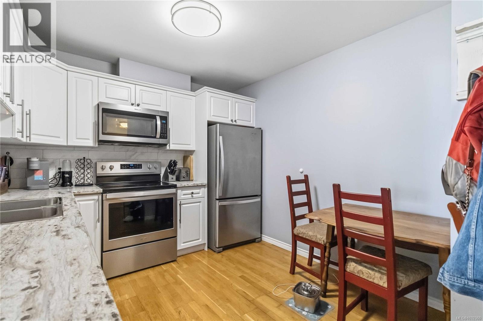 #211 1371 Hillside Ave - 16