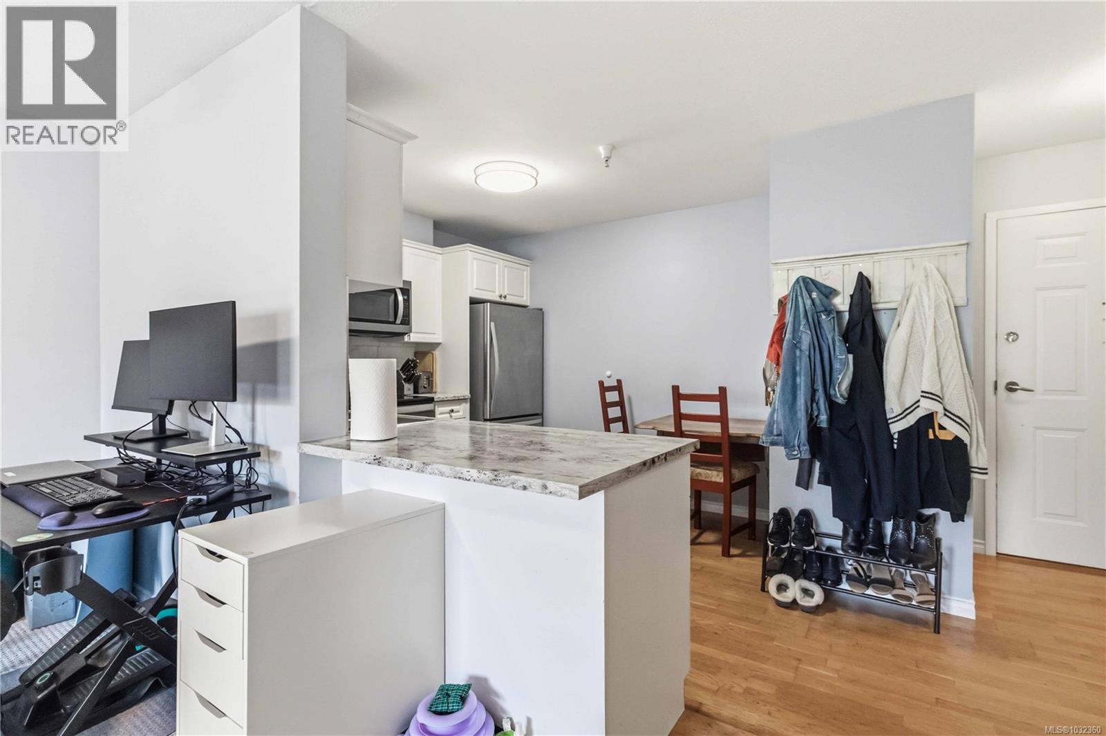 #211 1371 Hillside Ave - 17