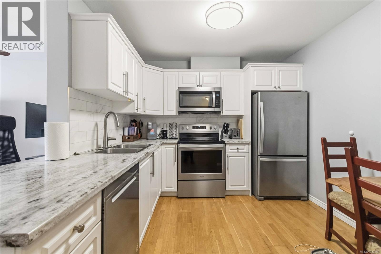 #211 1371 Hillside Ave - 19