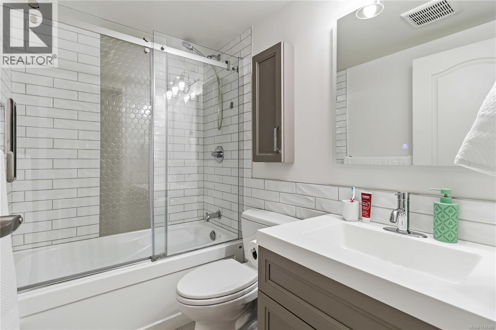 #211 1371 Hillside Ave - 20