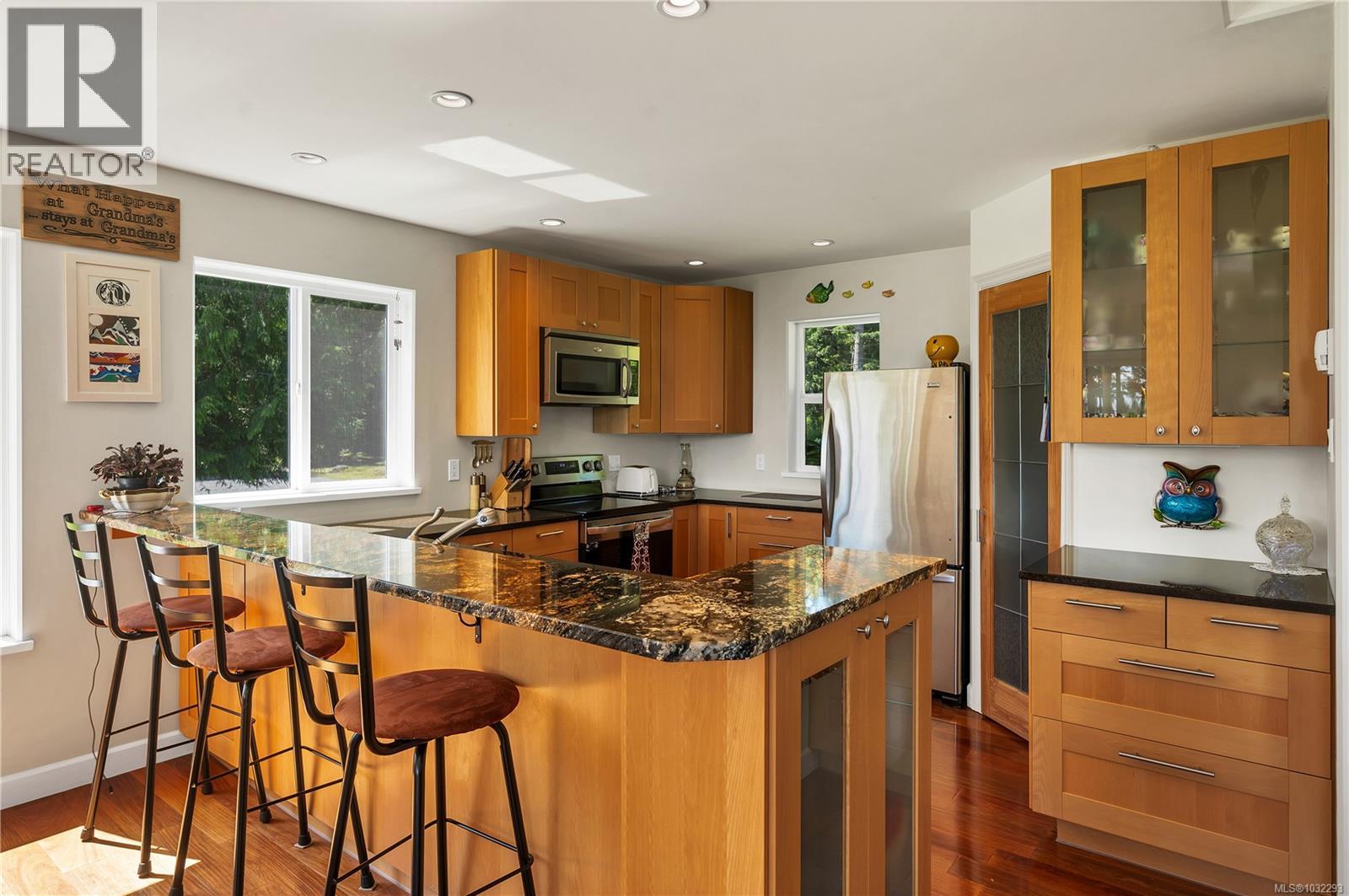 peninsula/eating counter in kitchen