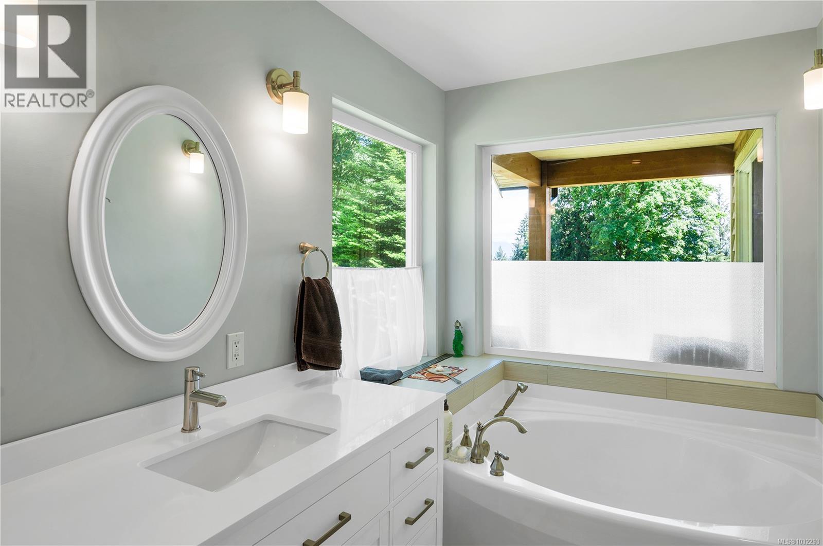 4pc ensuite in primary bedroom