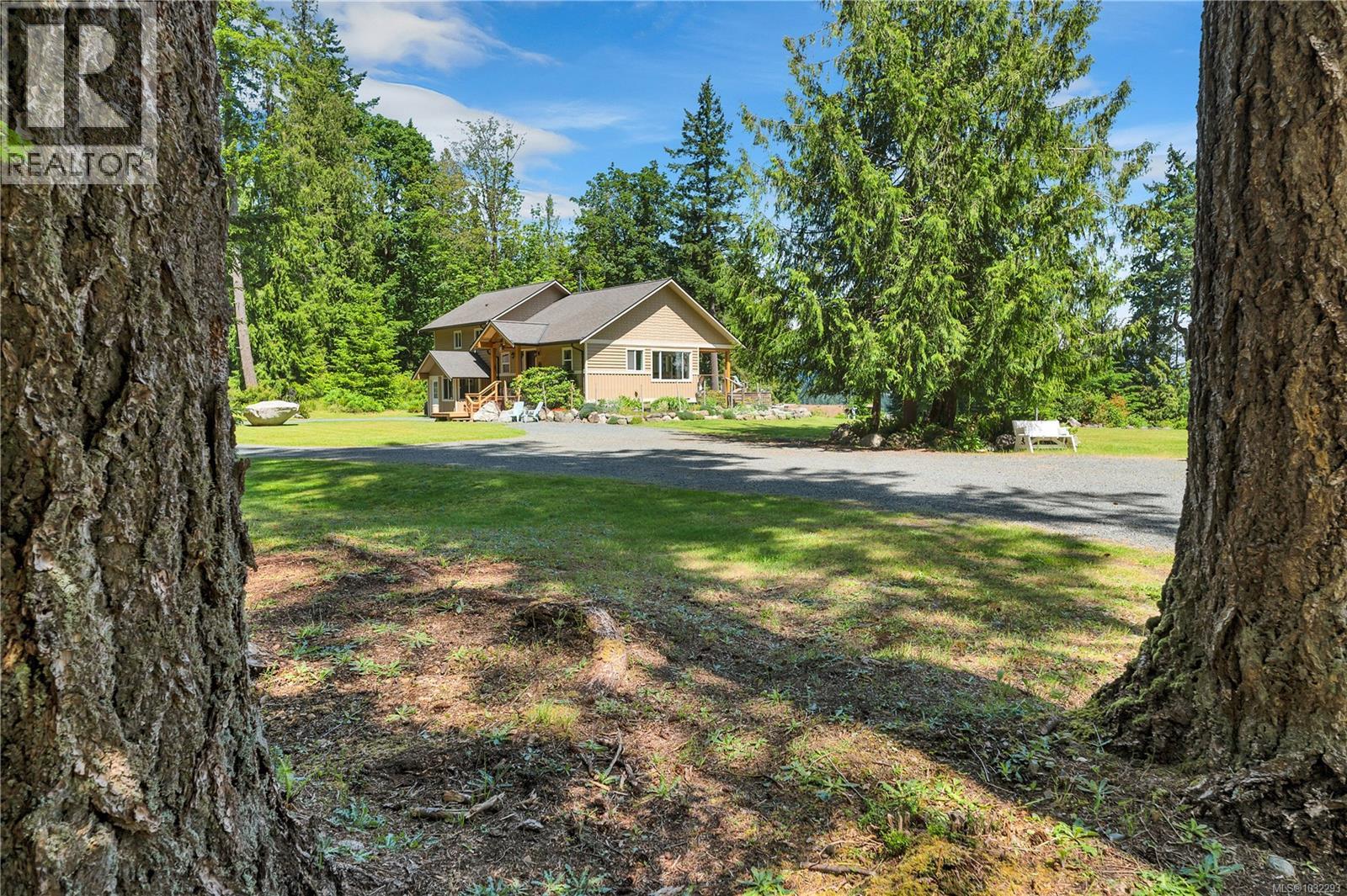 driveway leading to the home, lots of level parking areas