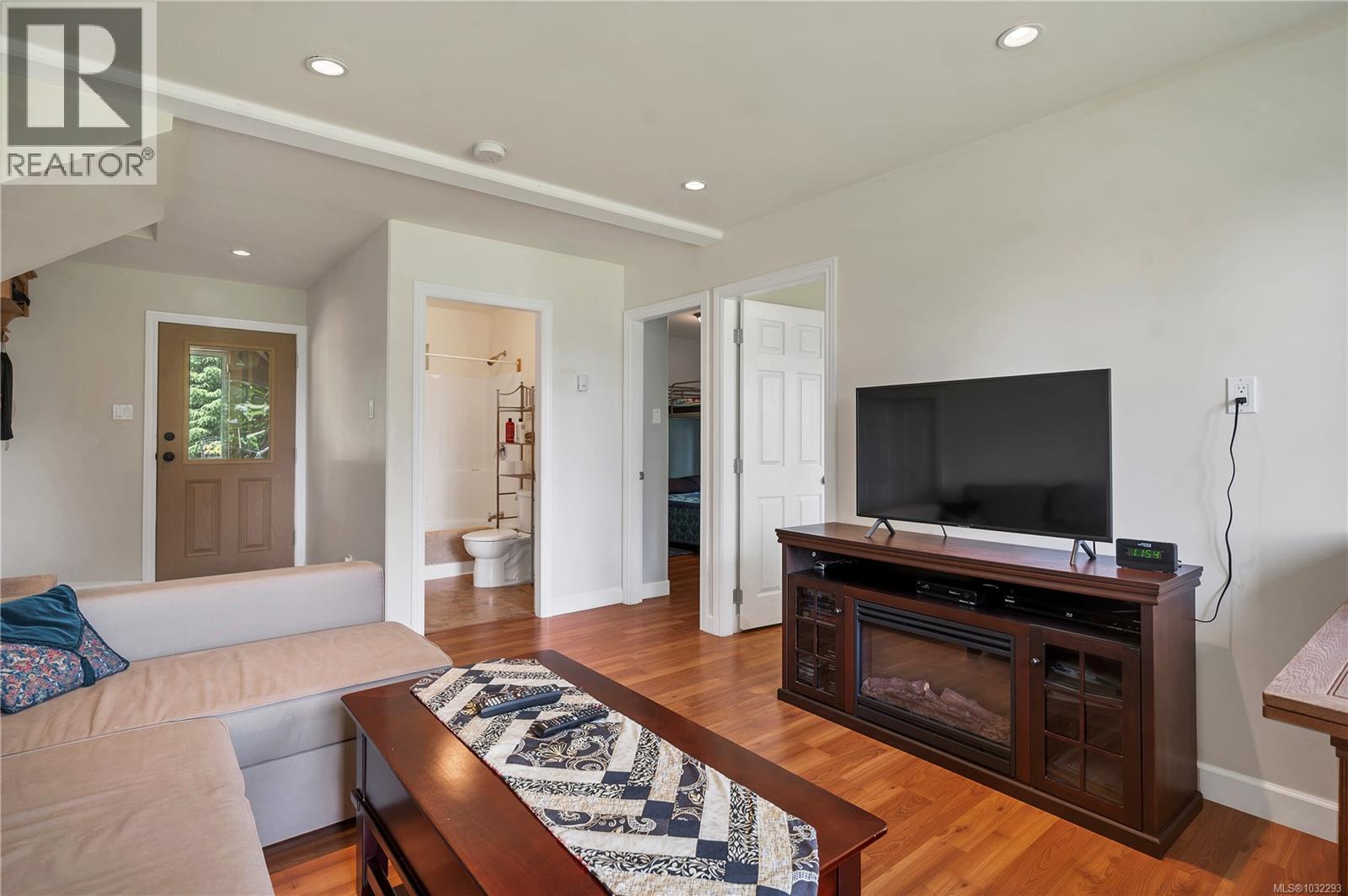 family room, looking toward 3pc bathroom