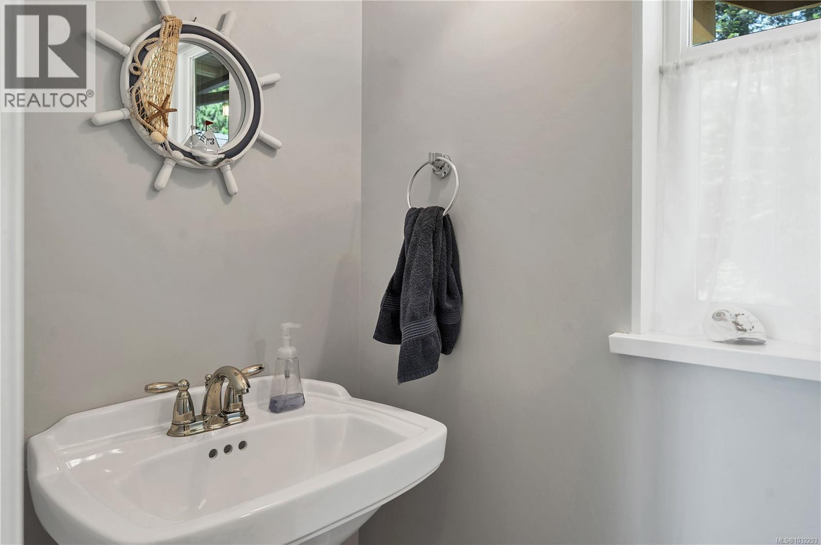 2pc bathroom off the living room