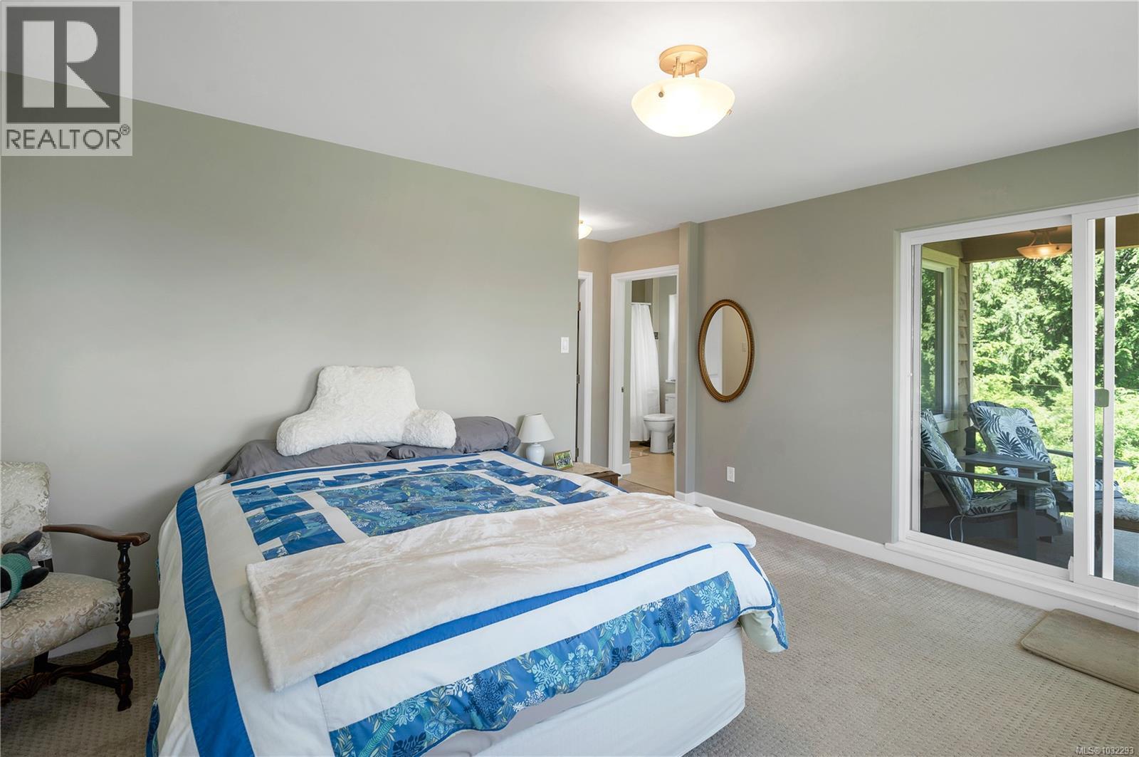 primary bedroom, sliding door to deck