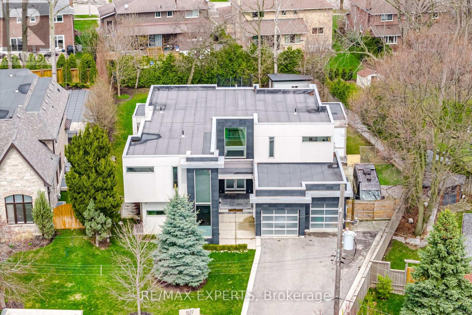 1527 GLENHILL CRESCENT